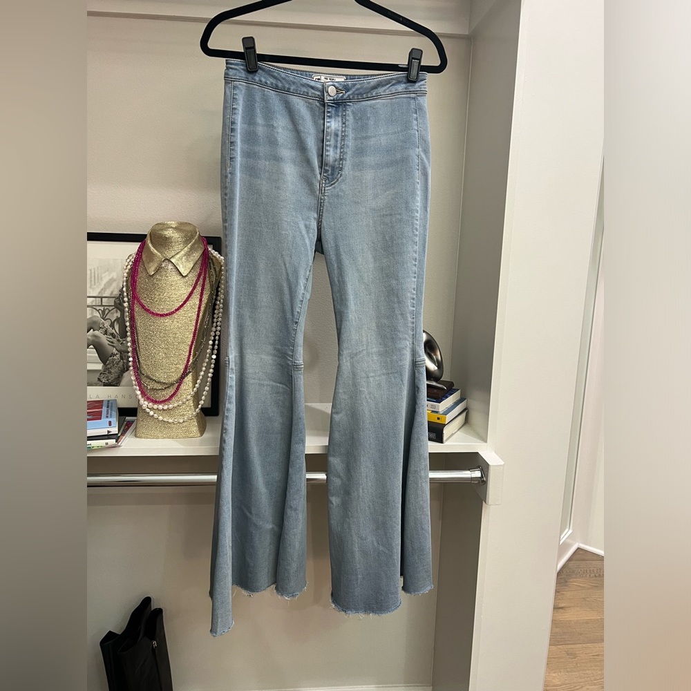Free people we the free just float on flare jeans. Size 28 short. Raw hem.
